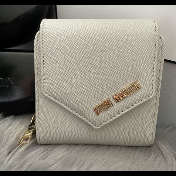 🎁GIFTED🎁✨Steve Madden Tri-Fold Wallet with Coin Zipper area ✨NEW - Picture 4 of 7